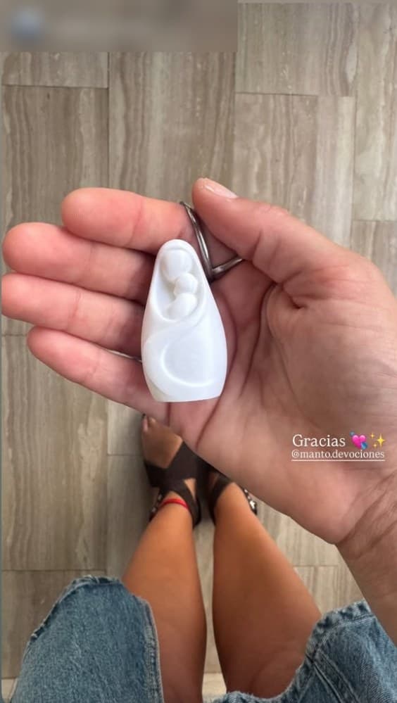 María Cerca en una mano abierta, en la historia de Instagram de alguien que la recibió