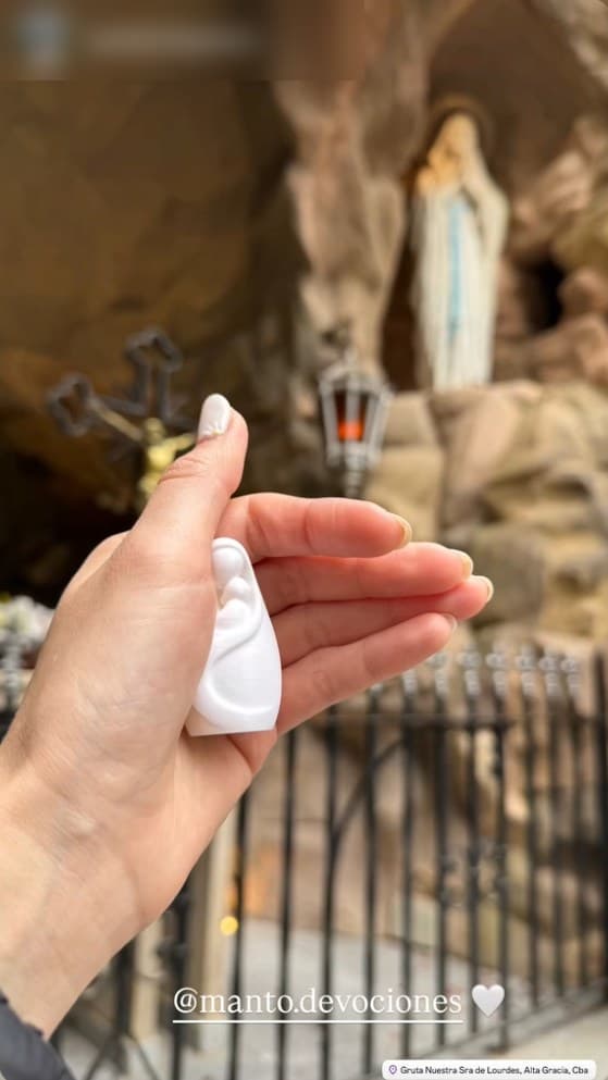 Alguien sostiene María Cerca frente a la Gruta de Nuestra Señora de Lourdes, en Alta Gracia