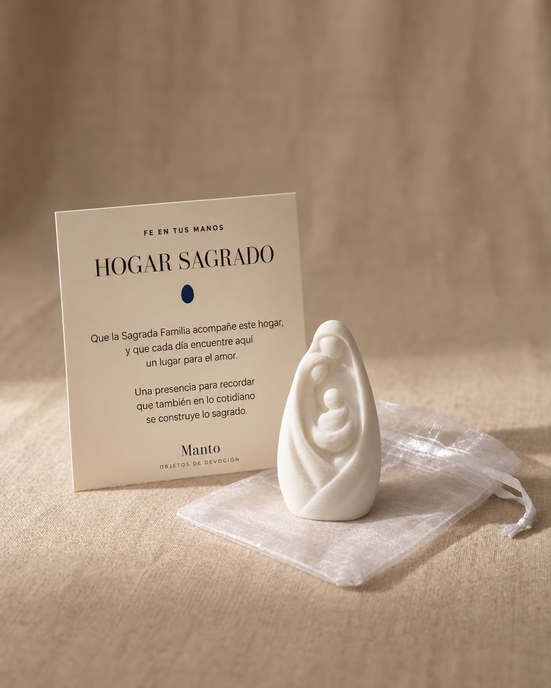 Hogar Sagrado junto a su tarjeta devocional y su bolsita de organza, sobre lino